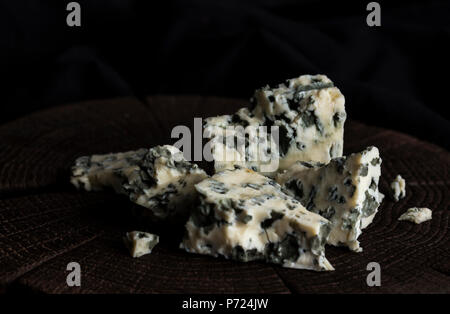 Dänische Blauschimmelkäse auf schwarzen Hintergrund Holz, mit Kopie Raum Stockfoto