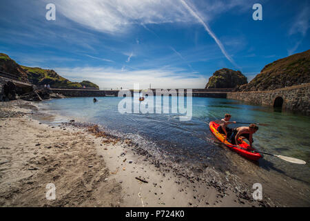 Anzeigen von Mullion Cove in Cornwall, Großbritannien Stockfoto