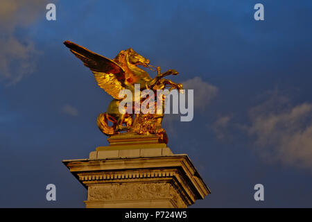 Low Angle Blick auf goldenen Pegasus Statue auf Mauerwerk Sockel im Abendlicht auf Pont Alexandre III Brücke in Paris, Frankreich Stockfoto