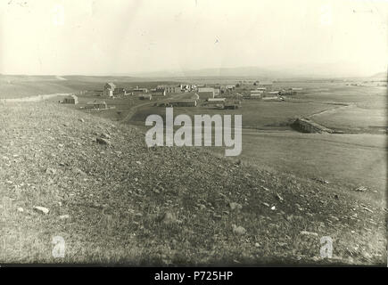 Englisch: Die Stadt Minnesela, South Dakota C. 1890. Die Gemeinde ist heute eine Geisterstadt. Der Wagon Trail verläuft von Norden nach Süden durch die Stadt. Die langen, weißen Gebäude ist das minnesela Hotel und ist die einzige verbliebene Gebäude. Das große Gebäude auf der rechten Seite der Straße wurde die Mühle, Anfang 1957 abgerissen. Die Schule wurde auf dem Hügel im Vordergrund. Français: La Ville de Minnesela dans Dakota du Sud, env. 1890. Maintenant, Elle est une ville Morte. La Piste fahren à Travers la Ville de Nord à-sud. Le lange Bâtiment blanc est l'Hôtel de Minnesela. Aujourd'hui, Il est le Stockfoto