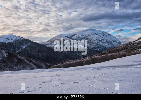 Sonnenuntergang auf dem Monte Cucco Berge im Winter, Apennin, Umbrien, Italien, Europa Stockfoto