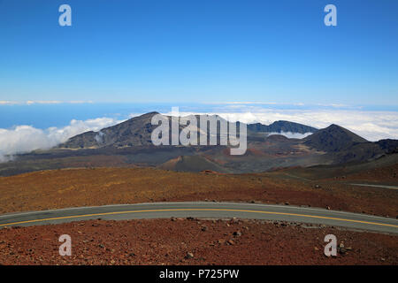 Straße über Haleakala Krater, Maui, Hawaii Stockfoto