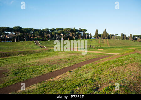 Der Circus Maximus (Circo Massimo), einer alten römischen Streitwagenrennen Stadion und Masse Veranstaltungsort in Rom, Latium, Italien, Europa Stockfoto