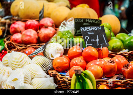 Obst und Gemüse auf Abschaltdruck in Borough Markt, Southwark, London, England, Vereinigtes Königreich, Europa Stockfoto