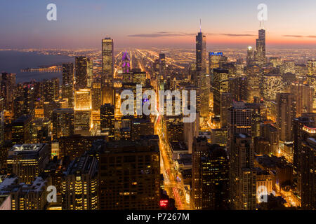 Chicago bei Sonnenuntergang von John Hancock Tower mit Blick in Richtung Willis (Sears) und Trump Tower, Chicago, Illinois, Vereinigte Staaten von Amerika Stockfoto