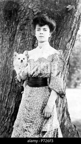 Englisch: Foto von en: Alice Roosevelt, Tochter von US-Präsident en: Theodore Roosevelt 1902 genommen mit ihrem Hund, Leo. Sie war auch der Hund Mandschu, ein en: Pekingese, dargestellt durch die en: Kaiserinwitwe Cixi. Alice, mit ihrer Schönheit, Witz und Teufel - können - Haltung Pflege war das Zentrum der viel Aufmerksamkeit der Medien in den frühen Tagen der 'TR' Roosevelt Administration Alice Roosevelt, über 1902 genommen. Eine auffallende Schönheit, ihre freimütigkeit und Mätzchen gewann die Herzen der Amerika Menschen, die Ihr 'Princess Alice' genannt. 1902 1 AliceRooseveltwPekingeseDog 1902 Stockfoto