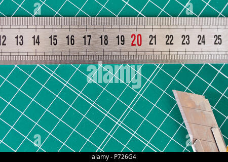 Cutter und ruller und grünen Schneidematte Hintergrund Stockfoto