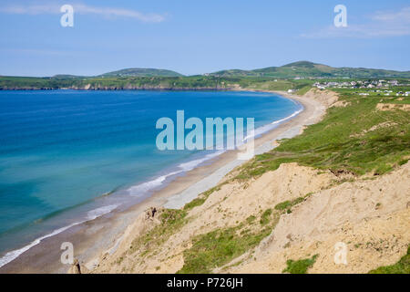 Blick über die Bucht von Trwyn y Penrhyn zu Aberdaron auf der Halbinsel Lleyn (Pen Llyn), Gwynedd, Wales, Wales, Vereinigtes Königreich, Europa Stockfoto