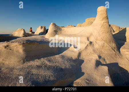 Vulkanische Felsformationen bei sarakiniko an der Nordküste, Sarakiniko, Milos, Kykladen, Ägäis, griechische Inseln, Griechenland, Europa Stockfoto