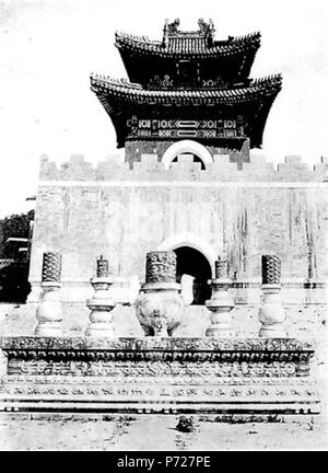 223 Hügelgrab mit Gedenksäulen. Pavillon im Grabe der" Östlichen Kaiserin Vorbild des nebenstehenden Stockfoto