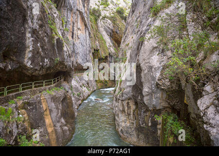 Eingang der Wanderweg Ruta del Cares entlang des Flusses Cares in Kain, Picos de Europa Nationalpark, Leon, Spanien. Stockfoto