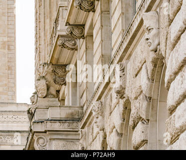 Schrullige Stein Gesichter über Windows in der italienischen Renaissance griechischen Revival Stil Cunard Building, Liverpool, England, UK Stockfoto