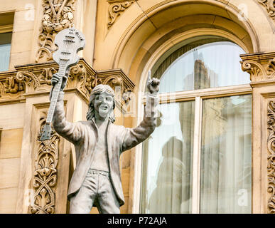 Statue von Paul McCartney Holding eine Gitarre ausserhalb der Tag Nacht Hotel,John Street, Liverpool, England, UK Stockfoto