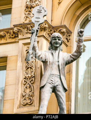 Statue von Paul McCartney Holding eine Gitarre ausserhalb der Tag Nacht Hotel,John Street, Liverpool, England, UK Stockfoto