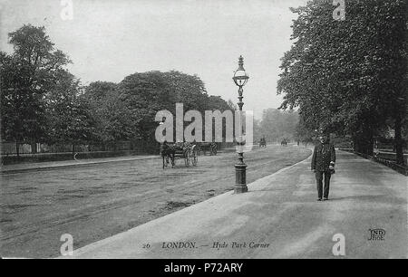 Dieser sieht aus wie der "Ring" im Hyde Park oder zumindest der Teil, der später die Fahrbahn Richtung Norden wurde der Park Lane. Die Polizei Polizist ist zu Fuß nach Süden in Richtung Hyde Park Corner und Apsley House. Schwer genau zu Datum, aber er trägt das Muster Tunika 1897 und das Foto ist im Stil eines Louis Levy Postkarte Postkarte was bedeuten würde, dass es 1904 oder 1905. Durch die kombinierte Abgabe und Neurdein Unternehmen Gegründet im Jahr 1919; die Veröffentlichung Stil ist Abgabe, und die 'ND Phot' Logo bezeichnet ein Neurdein Foto. 45 Hyde Park (18639531673) Stockfoto