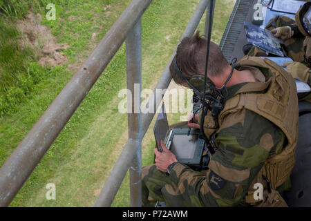 Ein Norwegischer Soldat mit norwegischen Brigade-North Überwachung und Zielerfassung Batterie sendet Koordinaten während eines Anrufs für Brand Mission beim Marine Corps abgelegenen Feld Atlantic, N.C., 11. Mai 2017. Die Norweger sind an Burmesische Chase, eine jährliche, multi-laterale Training zwischen US-Streitkräfte und NATO-Mitgliedern durchgeführt, um Beherrschung von Waldbränden erhöhen, Methoden der Insertion und kleine Einheit Taktik. Stockfoto