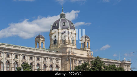 English: Naturhistorisches Museum, Wien Deutsch: Naturhistorisches Museum in Wien, Österreich Dieser Medien zeigt die unter Denkmalschutz mit der Nummer 13766 in Österreich. (Commons, de,). 26 Juli 2015, 11:55:25 169 Naturhistorisches Museum Wien - Blick von der Westseite des KHM -9845 - Bearbeitet Stockfoto