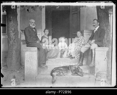 67 Narcyz Witczak-Witaczy ński-Rodzina na przed ganku domem (107-1005-1) Stockfoto