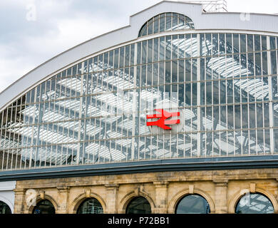 Gewölbten Glasdach von Liverpool Lime Street Bahnhof mit Network Rail Symbol, Liverpool, England, UK Stockfoto