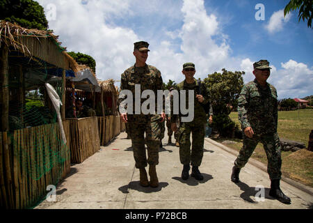 Us Marine Brig. General John Jansen, Kommandierender General, 3. Marine Expeditionary Brigade, Spaziergänge mit philippinischen Marine Corps Generalmajor Elvin Velasco und philippinische Luftwaffe Brig. Gen. Restituto Padilla während einer Zivil-militärische Unterstützung aus dem Meer humanitäre Hilfe und Katastrophenhilfe Szenario zur Unterstützung der Balikatan 2017 Batan, Batanes, 11. Mai 2017. Balikatan ist eine jährliche US-Philippinischen bilaterale militärische Übung konzentriert sich auf eine Vielzahl von Missionen, einschließlich humanitärer Hilfe und Katastrophenhilfe, Terrorismusbekämpfung, und andere kombinierte militärische Operationen. Stockfoto