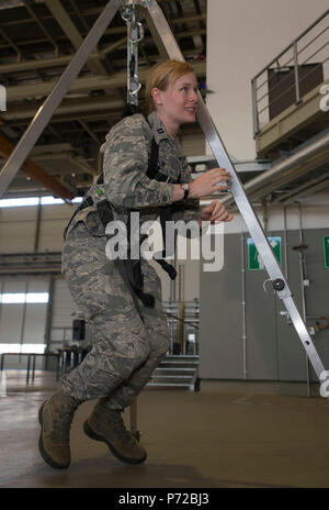 Kapitän Teresa Crampton, Antenne Anschluss 721st Squadron Personenverkehr Flight Commander, hängt in einem Sicherheitsgurt während der Arbeitssicherheit und Gesundheit Verwaltung Sturzprophylaxe Stand-Down Woche auf der Air Base Ramstein, Deutschland, 10. Mai 2017. Die sicherheitsstütze - Unten ist eine freiwillige Veranstaltung, in der die Staats- und Regierungschefs direkt an das zuständige Personal über Gefahren, schützende Methoden und Air Force Sicherheit Politik sprechen. Die Absicht ist es, die Zahl der Verletzungen und Todesfälle zu fällt, dass die Luftwaffe jedes Jahr erhält zugeschrieben zu reduzieren. Stockfoto