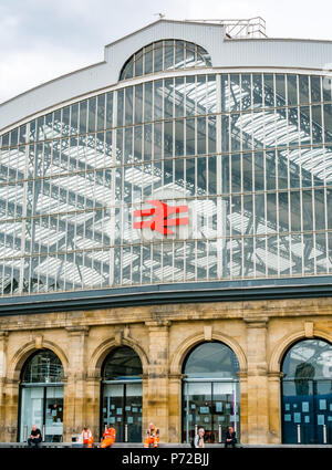 Gewölbten Glasdach von Liverpool Lime Street Bahnhof mit Network Rail Symbol, Liverpool, England, UK Stockfoto