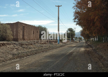 Jagüé, La Rioja, Argentinien - 2018: Typische adobe Haus in der Stadt an der Main Street. Alle Häuser in der Stadt sind von Adobe. Stockfoto