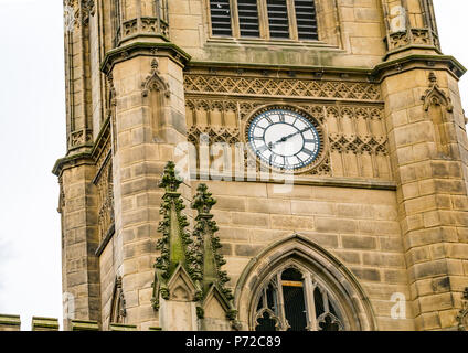 Nahaufnahme des Zerbombten Uhrturms der Kirche St. Luke, Liverpool, England, Großbritannien, der durch eine Bombe im zweiten Weltkrieg beschädigt wurde, jetzt eine Ruine Stockfoto