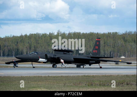 Flieger zum 9. Aufklärung Flügel aus Beale Air Force Base, Calif zugeordnet, die letzten Vorbereitungen vor dem Start einer U-2 Dragon Lady während der Übung nördlichen Rand 2017 Joint Base Elmendorf-Richardson, Alaska, 11. Mai 2017. Mit den Teilnehmern und Vermögenswerte aus der US-Luftwaffe, Heer, Marine Corps, Navy und der Coast Guard, nördlichen Rand ist Premier Alaska's joint-Training darauf ausgerichtet, den Betrieb zu üben und die Interoperabilität zwischen den Diensten zu verbessern. Stockfoto