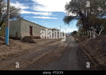 Jagüé, La Rioja, Argentinien - 2018: Typische adobe Haus in der Stadt an der Main Street. Alle Häuser in der Stadt sind von Adobe. Stockfoto