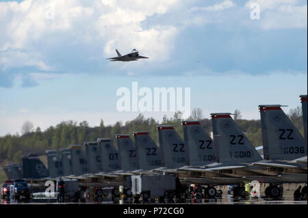 Ein US Air Force F-22 Raptor, auf die 3 Flügel zugeordnet, zieht aus Joint Base Elmendorf-Richardson, Alaska, während der Übung nördlichen Rand 2017, 11. Mai 2017. Mit den Teilnehmern und Vermögenswerte aus der US-Luftwaffe, Heer, Marine Corps, Navy und der Coast Guard, nördlichen Rand ist Premier Alaska's joint-Training darauf ausgerichtet, den Betrieb zu üben und die Interoperabilität zwischen den Diensten zu verbessern. Stockfoto