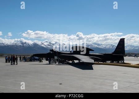 Flieger und Personal auf den 9 Aufklärer Flügel aus Beale Air Force Base, Calif zugeordnet, die letzten Vorbereitungen vor dem Start einer U-2 Dragon Lady während der Übung nördlichen Rand 2017 Joint Base Elmendorf-Richardson, Alaska, 11. Mai 2017. Mit den Teilnehmern und Vermögenswerte aus der US-Luftwaffe, Heer, Marine Corps, Navy und der Coast Guard, nördlichen Rand ist Premier Alaska's joint-Training darauf ausgerichtet, den Betrieb zu üben und die Interoperabilität zwischen den Diensten zu verbessern. Stockfoto