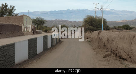 Jagüé, La Rioja, Argentinien - 2018: Typische adobe Haus in der Stadt an der Main Street. Alle Häuser in der Stadt sind von Adobe. Stockfoto