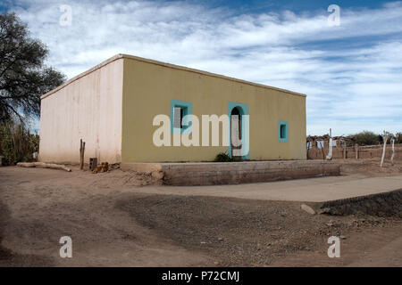 Jagüé, La Rioja, Argentinien - 2018: Typische adobe Haus in der Stadt an der Main Street. Alle Häuser in der Stadt sind von Adobe. Stockfoto