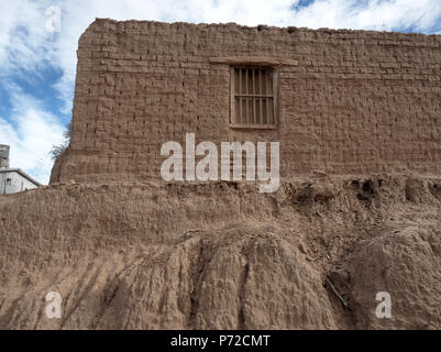 Jagüé, La Rioja, Argentinien - 2018: Typische adobe Haus in der Stadt an der Main Street. Alle Häuser in der Stadt sind von Adobe. Stockfoto