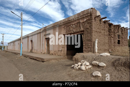 Jagüé, La Rioja, Argentinien - 2018: Typische adobe Haus in der Stadt an der Main Street. Alle Häuser in der Stadt sind von Adobe. Stockfoto