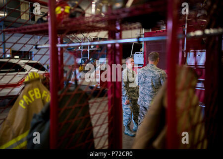 PETERSON AIR FORCE BASE, Colo-Chief Master Sgt. Brendan Criswell, Air Force Space Command Chief, Touren der Feuerwache mit Staff Sgt. Derrick Grinnell, 21 Bauingenieur Squadron Feuer-prüfer 2, bei Peterson Air Force Base, Colo., 11. Mai 2017. Criswell verbrachte den ganzen Tag mit Grinnell auf die Aufgaben einer Feuerwehr Inspector bei Peterson AFB. Stockfoto