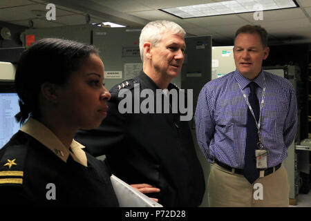 Philadelphia, Pa (15. Mai 2017) - Vice Adm. Thomas J. Moore, Kommandeur der Naval Sea Systems Command (NAVSEA) und Leutnant debarones George NAVSEA mentee, mit Andy Cairns, DDG 51 Land Engineering Site (LBES) Manager, auf eine Tour durch die Einrichtungen im NSWC Philadelphia in Philadelphia, 11. Mai 2017. Die Tour besteht aus zahlreichen informativen stoppt mit Fachexperten in der Basis. Stockfoto