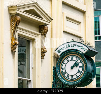 Dekorative Wand Uhr auf boodles Luxus Schmuck Shop, Lord Street, Liverpool, England, UK Stockfoto