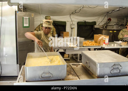 Private 1st Class Desiree Slaton, Food-Servicespezialist, E Company, 101st Airborne Division, 6. Bataillon, 101. General Support Aviation Battalion, 101st Combat Aviation Brigade zugewiesen bereitet Kartoffelgratin das Feld Fütterung Teil des Programms Philip A. Connelly 11. Mai 2017, in Fort Campbell, Kentucky. Zwei Warrant Officers aus das XVIII Airborne Corps führte eine Bewertung der 101. CAB-Team um festzustellen, ob sie im Wettbewerb voranbringen würde. Stockfoto