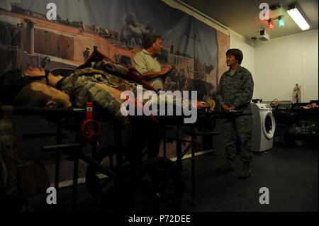 Generalmajor Dorothy Hogg, Stellvertretender Surgeon General und Chef der Luftwaffe Krankenschwester Korps mit dem Büro des Surgeon General, Hauptquartier der US Air Force, einen sendungsauftrag Fähigkeiten Briefing in Hurlburt Field, Fla., 11. Mai 2017. Gen. Hogg besuchten die 1 SOMDG ein Hände zu erhalten - auf das Verständnis der Mission, die Erfolge und die Zukunft der Organisation. Stockfoto