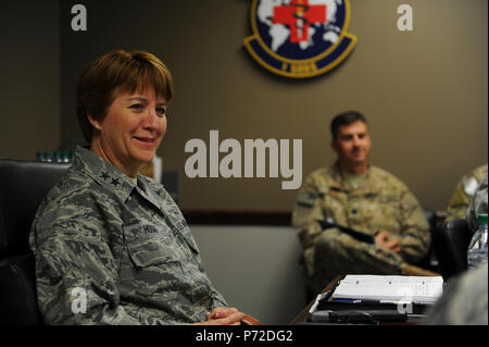 Generalmajor Dorothy Hogg, Stellvertretender Surgeon General und Chef der Luftwaffe Krankenschwester Korps mit dem Büro des Surgeon General, Hauptquartier der US Air Force, einen sendungsauftrag Fähigkeiten Briefing in Hurlburt Field, Fla., 11. Mai 2017. Gen. Hogg besuchten die 1 SOMDG um ein praktisches Verständnis der Mission, die Erfolge und die Zukunft der Organisation zu erhalten. Stockfoto