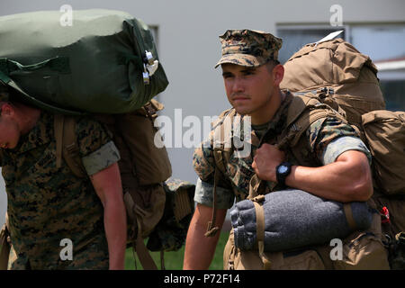 Lance Cpl. Luis Rodriguez jr., ein rifleman mit Lima Company, Bataillon Landung Team 3 Battalion, 5th Marines, 31 Marine Expeditionary Unit, trägt taktische Gang nach im Camp Hansen, Okinawa, Japan, 11. Mai 2017 eintreffen. BLT 3/5 ersetzt BLT 2/5 als Bodenkampf Element des 31. MEU. Wie das Marine Corps' nur kontinuierlich vorwärts - eingesetzt, die 31 MEU luft-Boden-Logistik Team bietet eine flexible Kraft, bereit, eine breite Palette von militärischen Operationen auszuführen, von begrenzt zur Bekämpfung der humanitären Hilfsmaßnahmen, der gesamten Indo-Asia-Pazifik-Region. Stockfoto