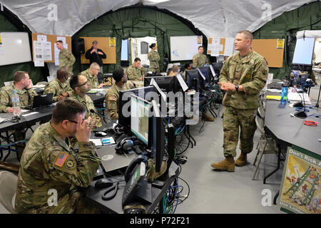 KAISERSLAUTERN, Deutschland - Master Sgt. Pierre Brudnicki, rechts, spricht für den Kampf, den die Mitarbeiter Freitag, 12. Mai 2017 während der 7. Mission Support Command Post Übung an Panzer Kaserne in Kaiserslautern. ( Stockfoto