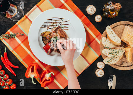 7/8 Bild der Frau, Rosmarin Zweig auf gegrilltem Huhn Stockfoto