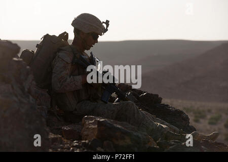 WADI SHADIYA, Jordanien (11. Mai 2017) - ein US-Navy Corpsman mit 3.BATAILLON, 6 Marines, bietet Sicherheit im Leben Brandschutzübungen während der Übung eifrig Lion 17 im Wadi Shadiya, Jordanien, 11. Mai 2017 teilnehmen. Die Übung konzentriert sich Beziehungen und Interoperabilität zwischen US-Navy-Marine Corps, jordanische und internationale Kräfte in der Führung der globalen Blindbewerbungen zu stärken. Die Marines von 3/6 sind mit den 24 Marine Expeditionary Unit in die USA 5 Flotte Bereich für Maßnahmen zur Erhöhung der Sicherheit des Seeverkehrs auf die Verbündeten und Partnern zu beruhigen bereitgestellt Stockfoto