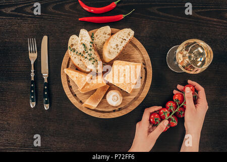 Zugeschnittenes Bild der Frau mit Cherry Tomaten in den Händen Stockfoto