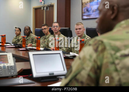 Us-Armee Soldaten im Jahr 2017 Netzwerk Enterprise Technology (NETCOM) besten Krieger Wettbewerb Wettbewerb erhalten ihre ersten Briefing von Netcom Command Sgt. Maj. Darris Curry bei Fort Huachuca, Az, 11. Mai 2017. Die Begrüßung war kurz organisiert die NETCOM Team zu den Soldaten im diesjährigen Wettbewerb beteiligten einzuführen. Stockfoto