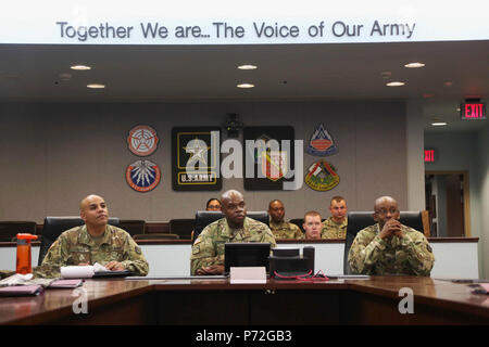 Us-Armee Master Sgt. Richard Torres, Command Sgt. Maj. Darris Curry, und Sgt. Maj. Terrance Brooks, zugeordnet zu den Hauptsitz und Sitz der Gesellschaft (HHC) Netzwerk Enterprise Technology (Befehl NETCOM), host Willkommen kurze des Mitbewerbers NETCOM für die 2017 besten Krieger Wettbewerb in Fort Huachuca, Az, 12. Mai 2017. Die Begrüßung war kurz organisiert die NETCOM Team zu den Soldaten im Wettbewerb um die 2017 NETCOM Noncommissioned Officer und Soldat des Jahres einzuführen. Stockfoto