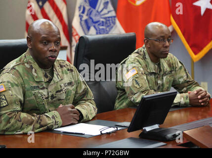 Us-Armee Master Sgt. Richard Torres, Command Sgt. Maj. Darris Curry, und Sgt. Maj. Terrance Brooks, sowohl für die Zentrale und die Konzernzentrale (HHC) Netzwerk Enterprise Technology (Befehl NETCOM) zugewiesen, an einem Willkommen Kurzbeschreibung für die 2017 NETCOM besten Krieger Wettbewerb in Fort Huachuca, Az, 12. Mai 2017. Die Begrüßung war kurz organisiert die NETCOM Team zu den Soldaten im Wettbewerb um die 2017 NETCOM Noncommissioned Officer und Soldat des Jahres einzuführen. Stockfoto